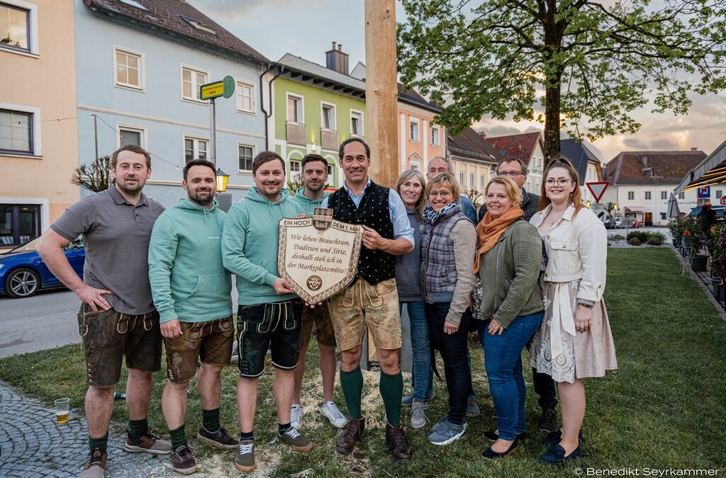 Maibaum aufstellen Marktplatz 29.04.2023
