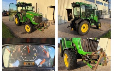 ZU VERKAUFEN – John Deere Kompakttraktor und Aerifizierer